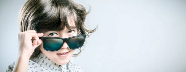 Chłopiec Białej Koszuli Niebieskimi Szczegółami Pozowanie Sesji Zdjęciowej Okularami Przeciwsłonecznymi — Zdjęcie stockowe
