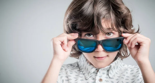Chlapec Bílé Košili Modrými Detaily Pózovat Focení Slunečními Brýlemi — Stock fotografie