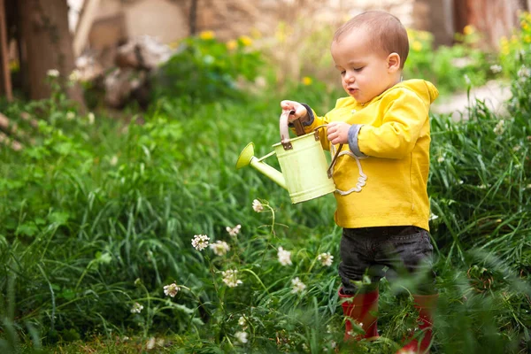 Ένα Νεαρό Αγόρι Έναν Κήπο Ποτίζοντας Φυτά Και Λουλούδια Ένα — Φωτογραφία Αρχείου