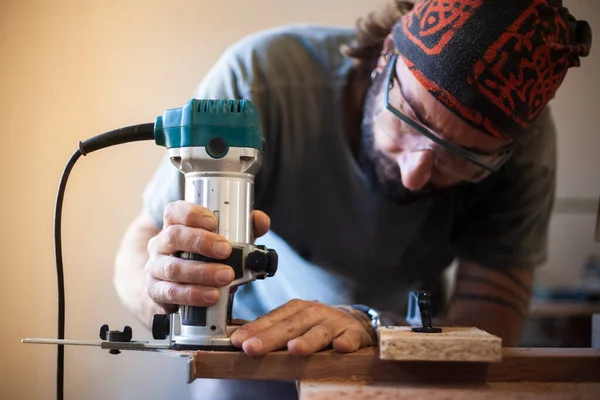 Intricate Woodworking Its Best Skilled Artisan Uses Router Shape Mold — Stock Photo, Image