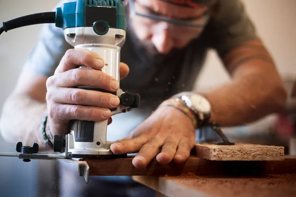 Close Carpenter Hands Using Router Woodworking Selective Focus — Stock Photo, Image