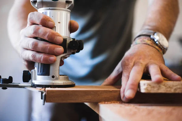Close Craftsman Hands Working Wood Router — Stock Photo, Image