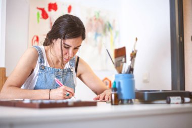 Resim atölyesinde çizen ressamın genel resmi.. 