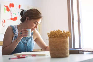Bir illüstratörün bir fincan kahve içerken işini düşünmesi için bir an.. 