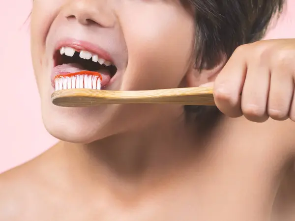 Крупним Планом Рот Дитини Чистить Зуби — стокове фото