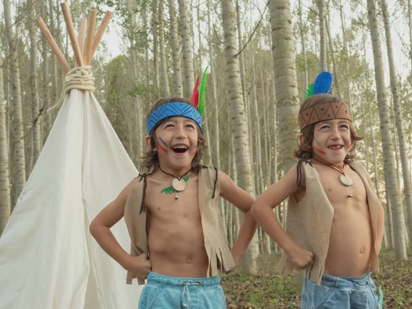 Dvojčata Užívají Hraní Domorodého Američana Týpím — Stock fotografie