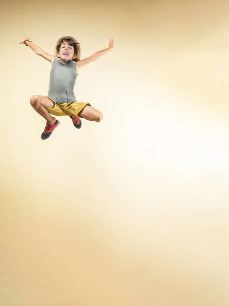 Chłopiec Słomkowym Kapeluszu Skaczący Tak Wysoko Jak Potrafi — Zdjęcie stockowe