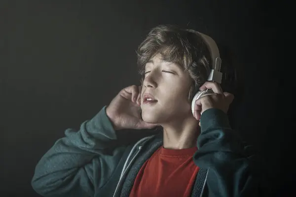 Pojke Lyssnar Musik Med Sina Hörlurar Med Ett Avslappnat Ansikte — Stockfoto