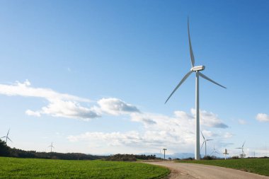 Yeşil rüzgar enerjisi üretimi için rüzgar türbini. kopyalama alanı. yenilenebilir enerji. 