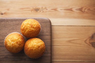 Ceviz ağacının üstünde top kek manzarası. Hamur işi. Boşluğu kopyala. 