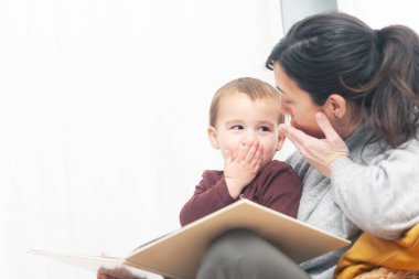 Anne ve çocuk hikaye sırasında jestlerle etkileşime girerler. Birbirleriyle paylaştıkları bir yakınlık ve şefkat anı. Boşluğu Kopyala.