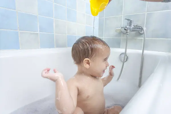 Småbarn Njuter Bad Tid Samtidigt Som Vatten Kastas Över Huvudet — Stockfoto