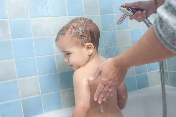 Mãos Mãe Enxaguam Sabão Filho Durante Hora Banho Conceito Higiene — Fotografia de Stock