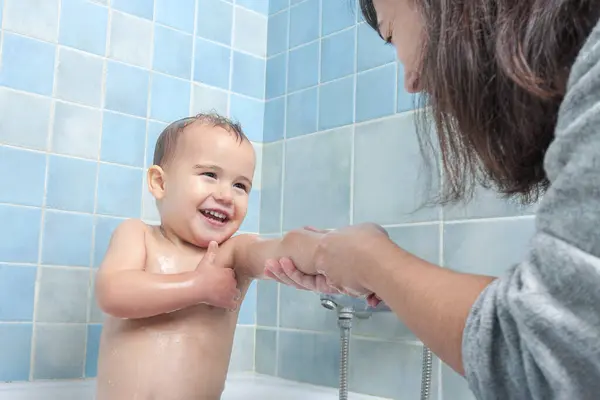 Mãe Lava Filho Durante Hora Banho Ambos Estão Sorrindo Enquanto — Fotografia de Stock