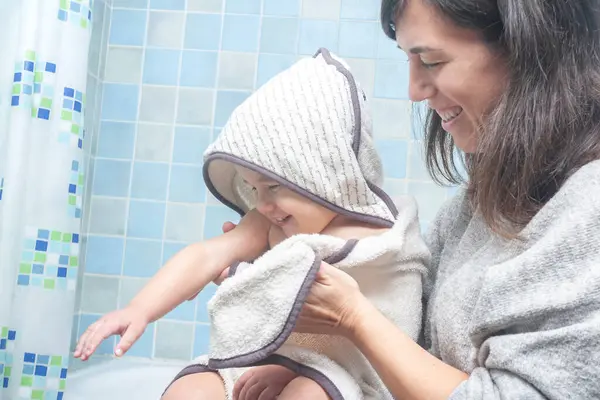 Mãe Filho Sorrindo Como Mãe Toalhas Criança Seca Conceito Higiene — Fotografia de Stock