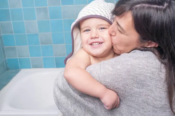 Mother Gives Big Hug Kiss Her Son While Toweling Him — Stock Photo, Image