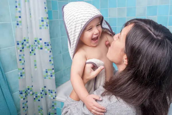 Momento Cumplicidade Entre Mãe Filho Final Banho Enquanto Ela Seca — Fotografia de Stock