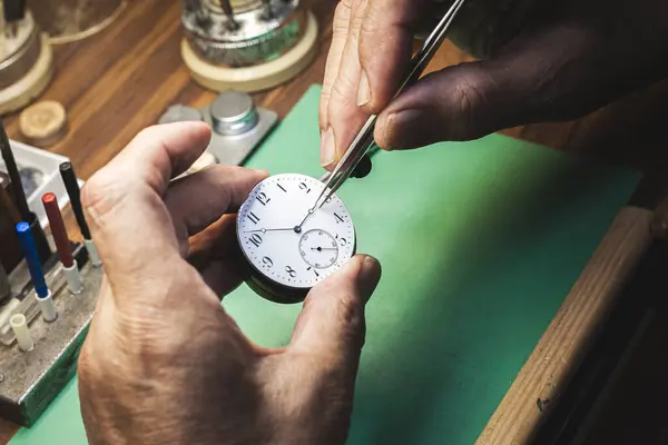 Close Das Mãos Relojoeiro Usando Pinças Para Colocar Mão Hora — Fotografia de Stock
