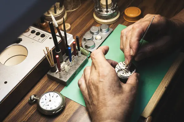 Mãos Relojoeiro Reparar Relógio Estão Manipular Pinças Relojoeiro Outras Ferramentas — Fotografia de Stock
