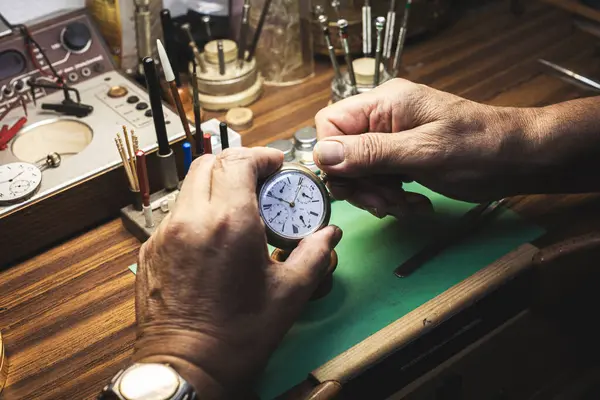 Mãos Especializadas Relojoeiro Giram Precisamente Coroa Relógio Para Definir Tempo — Fotografia de Stock
