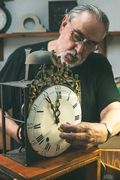 Captura Frontal Relojoeiro Reparando Grande Relógio Antigo Você Pode Ver — Fotografia de Stock