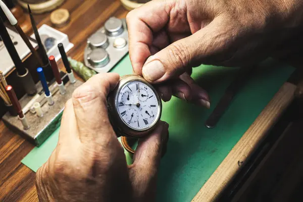 Mãos Precisas Especializadas Relojoeiro Dão Ajustes Finais Para Reparação Relógio — Fotografia de Stock