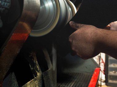 Ayakkabıcı 'nın elleri cilalama makinesinde ayakkabı tabanı tamir ediyor. Ticaret, ticaret.. 