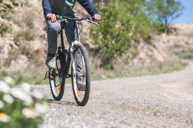 Yolda bisiklete binen tanınmayan biri. Açık hava aktiviteleri