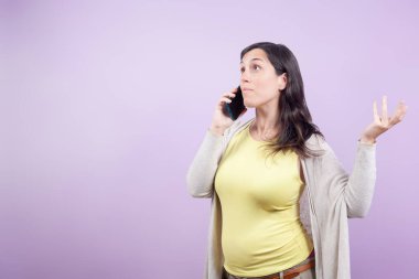 Leylak Arkaplanda Şaşırmış İfadesiyle Telefonda Konuşan Kadın