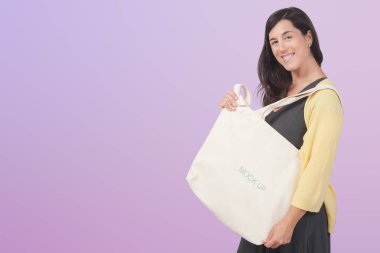 Sırıtkan Kadın Beyaz Tuval Taşıma Çantası Leylak Arkaplan 'da Yapayalnız Bir Yer