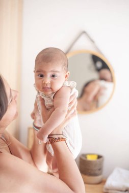 Elleri havada tutulan bebek portresi