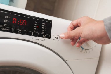 Çamaşır makinesinin düğmesine basan kişi yıkanmaya başlar. - Evet. Makinenin yıkama zamanını gösteren dijital bir ekranı var..