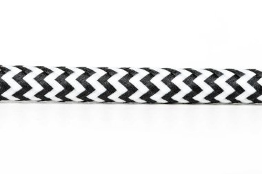 Beyaz arkaplanda siyah beyaz kablo var.