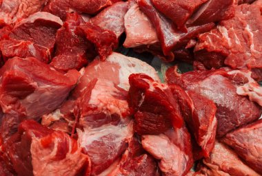 Sığır eti, sığır eti için çeşitli şekillerde hazırlanabilen bir mutfak adıdır; kesimler genellikle biftek için kullanılır. İçinde protein, demir ve B12 vitamini var. Sığır eti, domuz eti ve kümes hayvanlarından sonra dünyada en çok tüketilen üçüncü ettir..