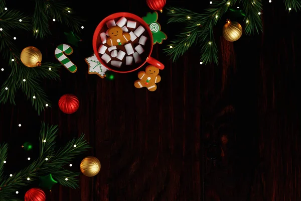 Червоний Кухоль Какао Імбирним Чоловіком Печивом Зефір Проти Різдвяних Вогнів — стокове фото