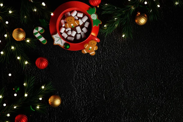 Червоний Кухоль Какао Імбирним Чоловіком Печивом Зефір Проти Різдвяних Вогнів — стокове фото