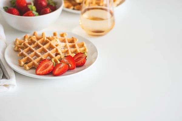Belgische Waffeln Mit Erdbeere Und Puderzucker Auf Weißem Teller Frühstücksbuffet — Stockfoto
