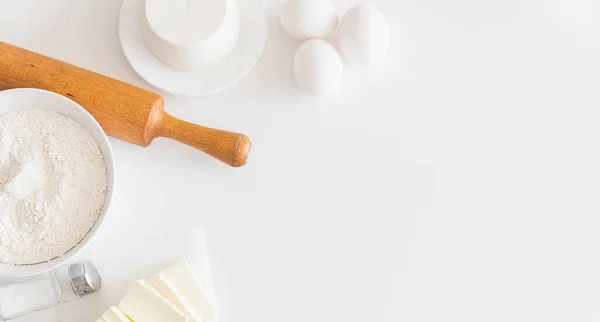 Рамка Приготовления Ингредиентов Торта Мука Яйца Масло Белом Столе Принято — стоковое фото