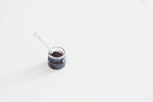 Beyaz Ahşap Masada Siyah Frenk Üzümü Reçelli Kavanoz — Stok fotoğraf
