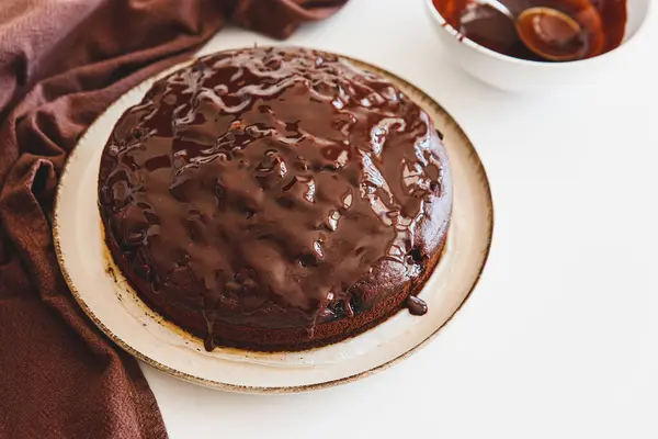 Delicioso Pastel Chocolate Brownie Con Cerezas Mesa Madera Blanca —  Fotos de Stock