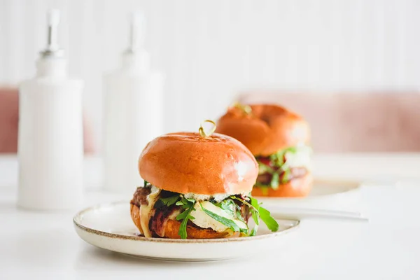 Két Ízletes Házi Hamburger Marhahússal Sajttal Zöldséggel Fehér Asztalon — Stock Fotó