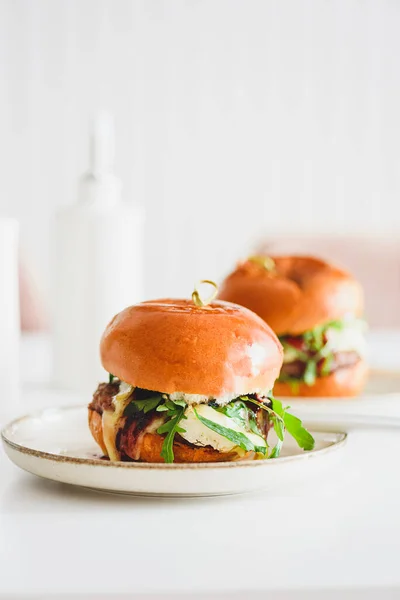 Dwa Pyszne Domowe Hamburgery Wołowiną Serem Warzywami Białym Drewnianym Stole — Zdjęcie stockowe