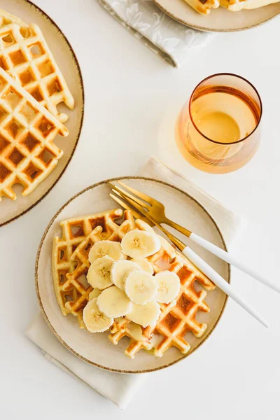 Beyaz Masada Muzlu Belçika Waffleları Konsantre Süt Üst Görünüm — Stok fotoğraf
