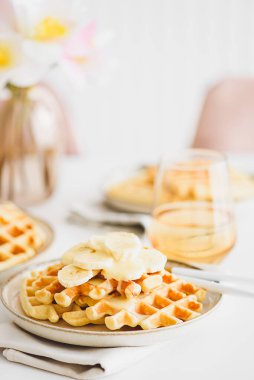 Beyaz masada muzlu Belçika waffle 'ları ve konsantre süt.