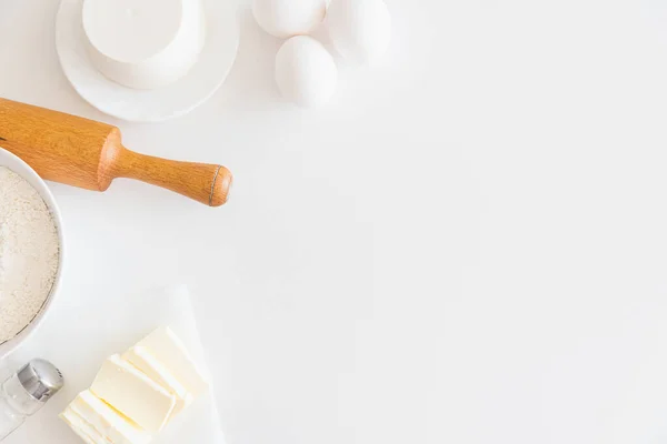 Рамка Приготовления Ингредиентов Торта Мука Яйца Масло Белом Столе Принято — стоковое фото