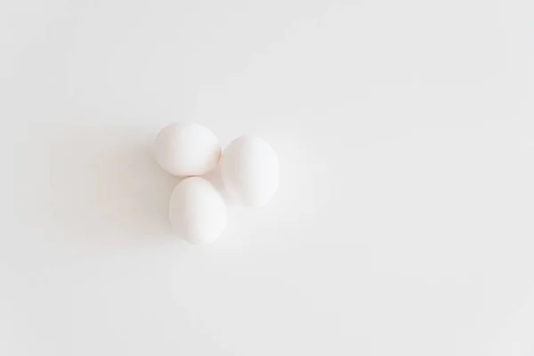 Koekjesingrediënten Eieren Witte Tafel Begrepen Ruimte Bovenaanzicht — Stockfoto