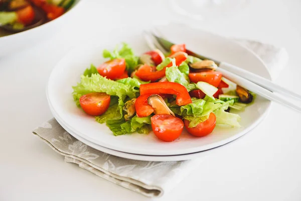 Färsk Sallad Med Musslor Och Tomater Vitt Träbord — Stockfoto