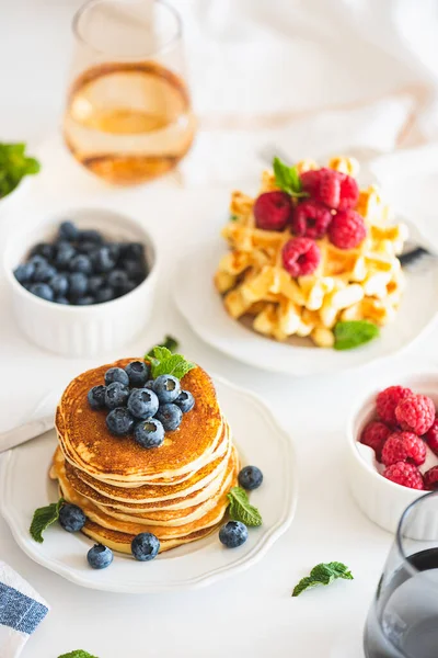 Sommerfrühstück Hausgemachte Ricotta Pfannkuchen Und Belgische Waffeln Mit Frischen Beeren — Stockfoto