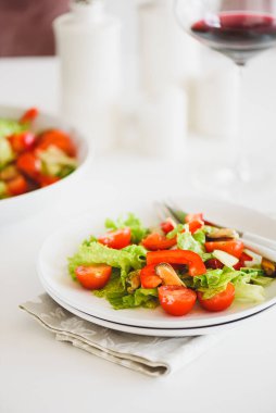 Beyaz ahşap masada midye ve domatesli taze salata.