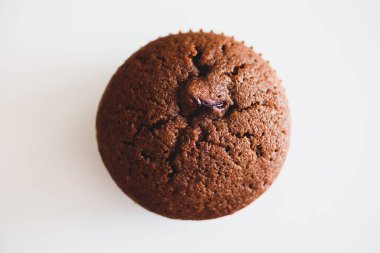 Beyaz ahşap masada ev yapımı vişneli kek. Üst görünüm